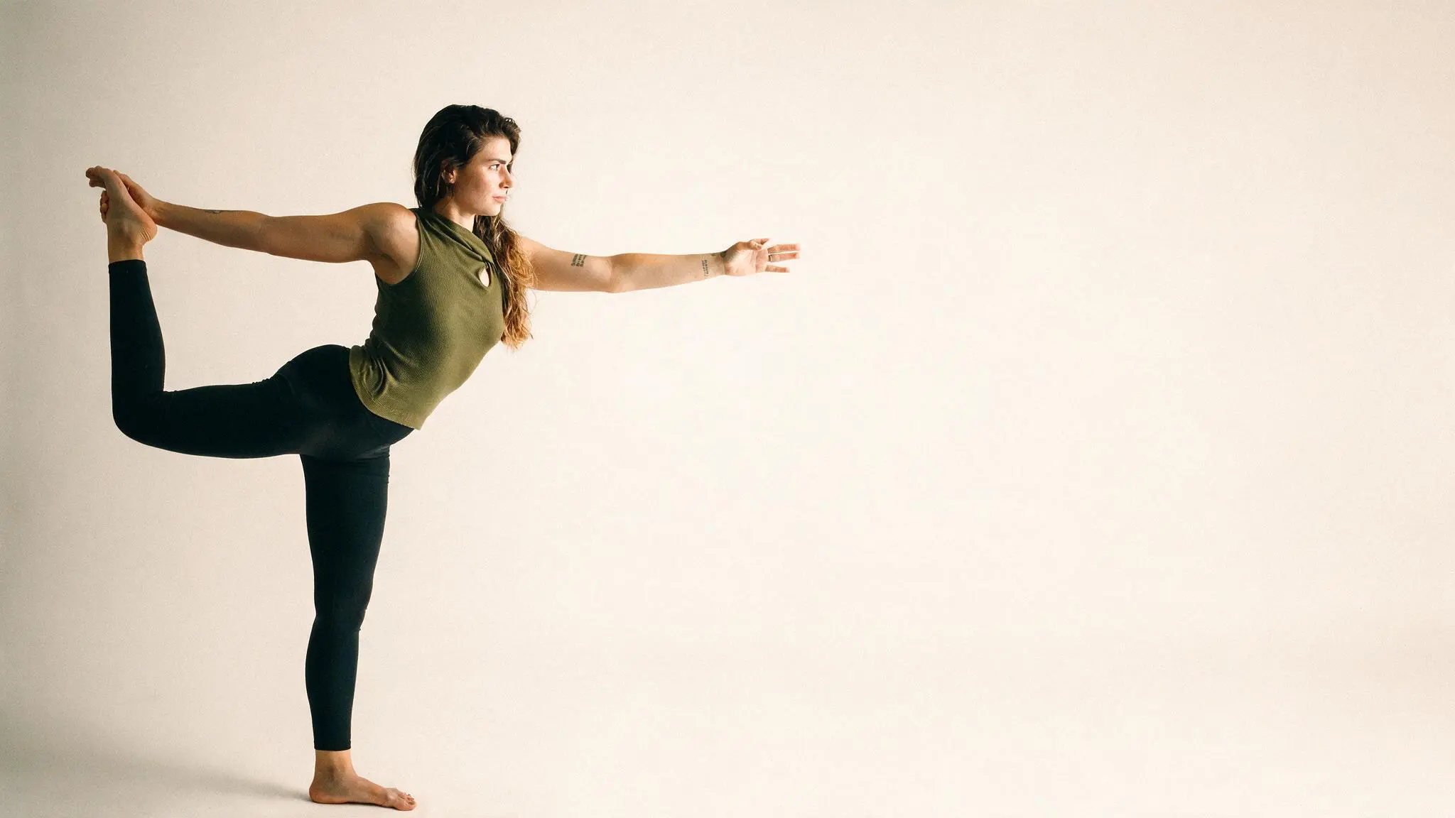 Brenda em postura de yoga